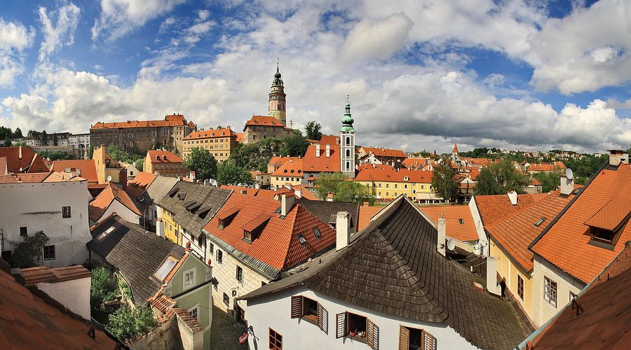 Alt Text: Český Krumlov castle and river, Czech Republic.